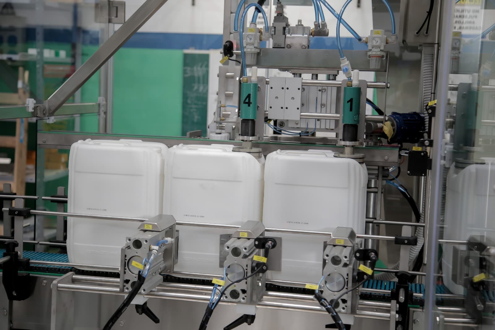 Tapadora automática BSC en una línea de producción